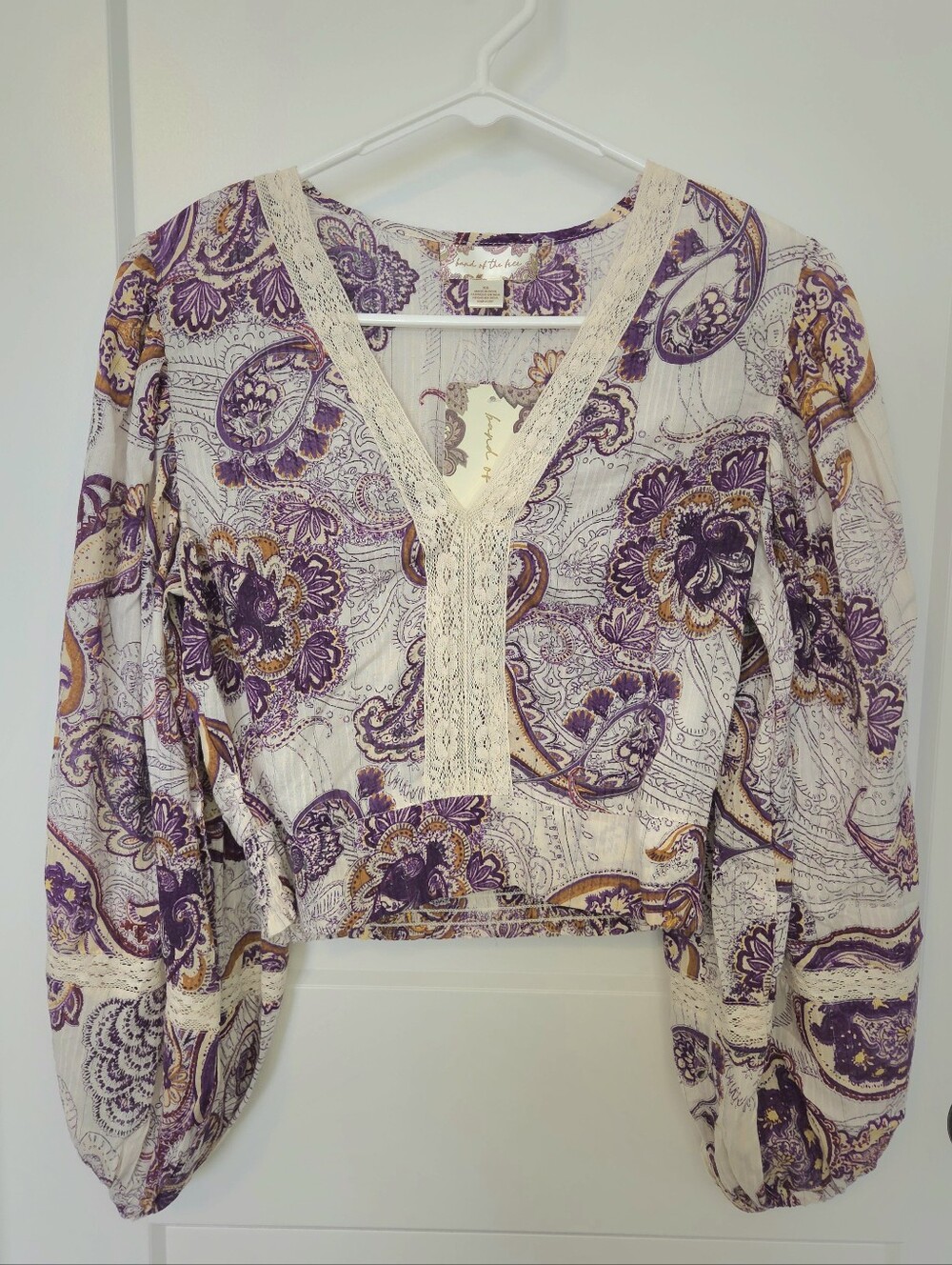 NWT. Band Of The Free. Boho Paisley V-Neck Long Sleeve Crop Top. Size XS. #AH